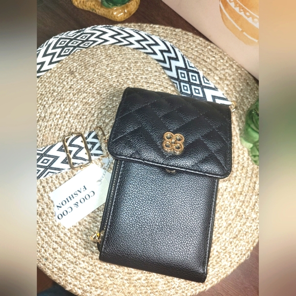 Fashion Nova Handbags - Fashion Nova Black Quilted Crossbody Bag with Gold Accent. NWT